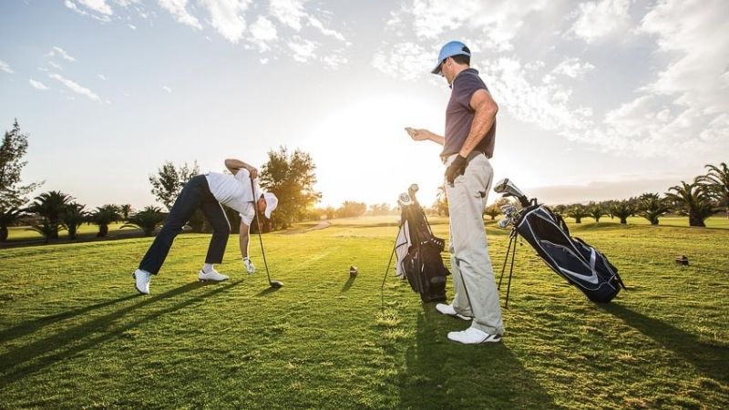 Găng tay golf và giày golf là những phụ kiện không thể thiếu trong quá trình tập luyện 