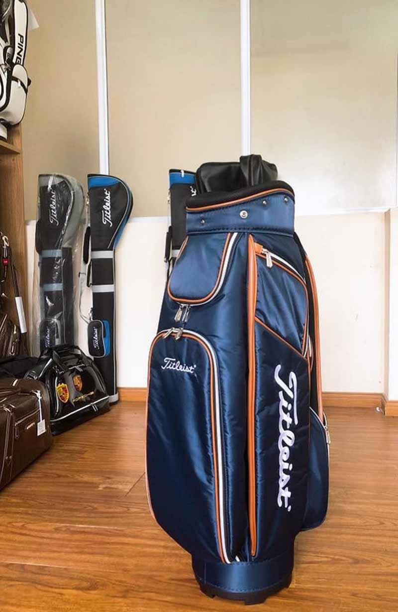 Túi gậy golf vải dù Titleist với thiết kế nhỏ gọn, trẻ trung năng động