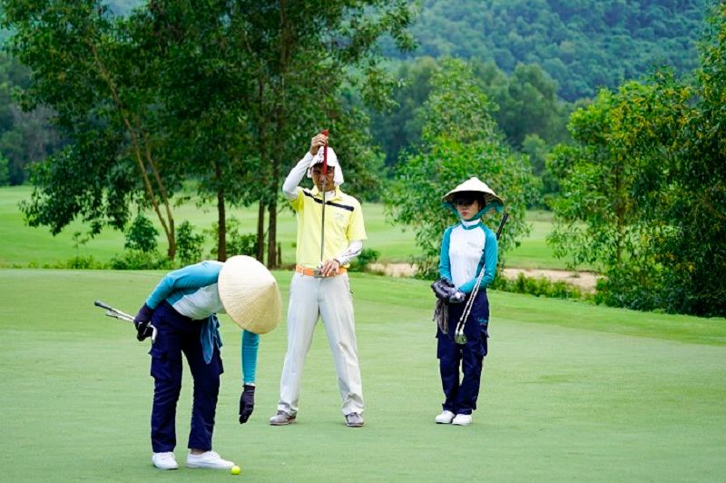 Caddie golf là những viên hướng dẫn, phục vụ cho khách chơi golf