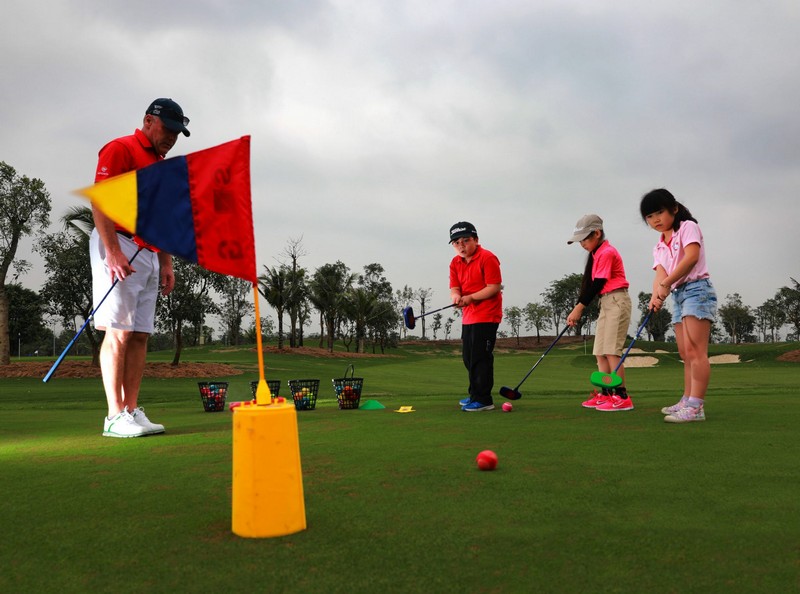 Khóa học golf dành cho trẻ em sẽ kéo dài trong vòng 8 tuần