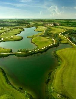 Những hồ nước nằm xen kẽ trên các đường bóng của sân golf West Lake
