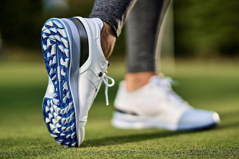 Giày sử dụng chất liệu bền bỉ, ôm vừa vặn với chân golfer