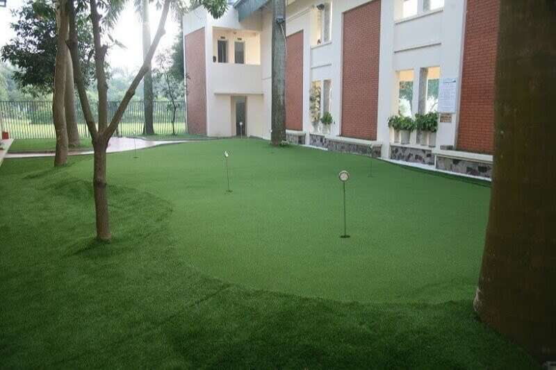 Sân golf mini nằm ngay phía sau khu nhà tập 