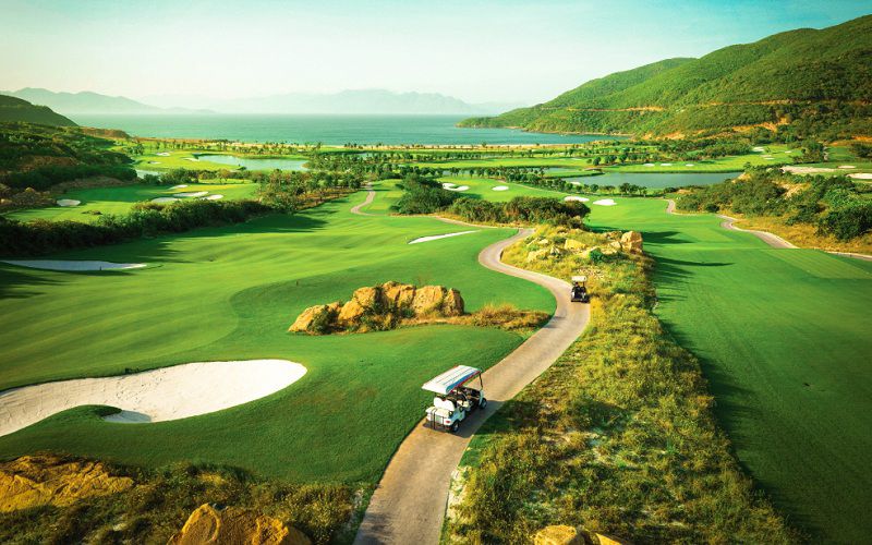 Sân golf có view hướng thẳng lên núi Kim Bảng 