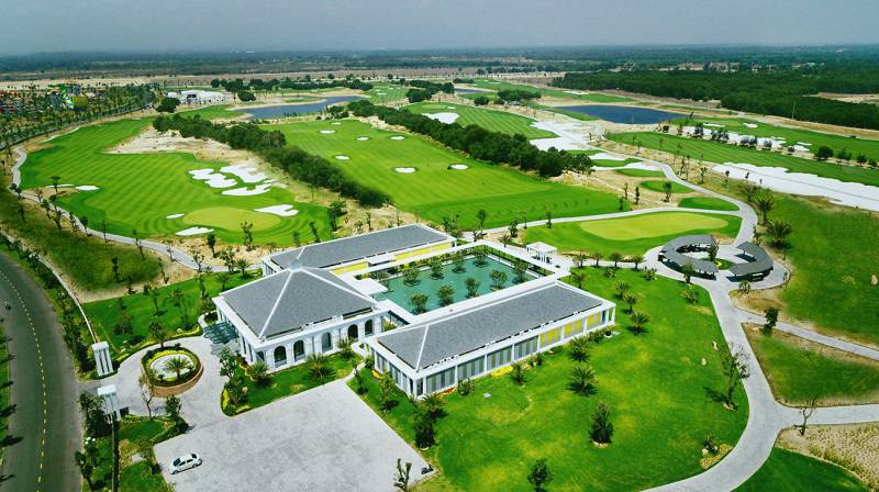 Sân golf Vinpearl Nam Hội An với địa hình lượn sóng tự nhiên