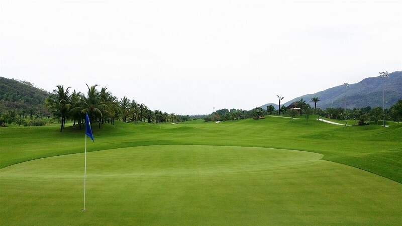 Sân tập golf Nha Trang Diamond Bay là điểm đến hấp dẫn golfer