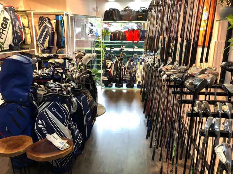 Nhiều sản phẩm được bán ở cửa hàng của sân tập golf Viettime