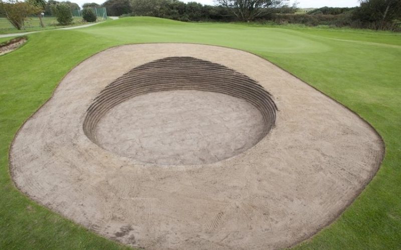 Pot bunker là loại bẫy cát tròn và khá sâu
