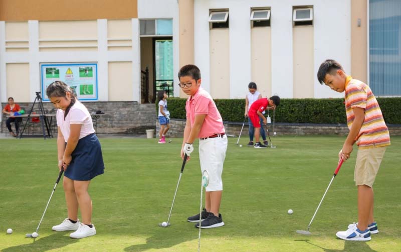 Lựa chọn một bộ gậy golf phù hợp giúp trẻ em học chơi golf nhanh hơn