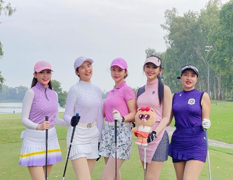 Quần áo đánh golf nữ có nhiều kiểu dáng, màu sắc để các chị em lựa chọn