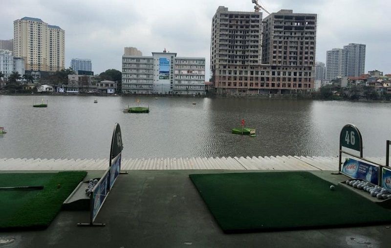 Sân tập golf Lê Văn Lương nằm tại trung tâm của thủ đô Hà Nội