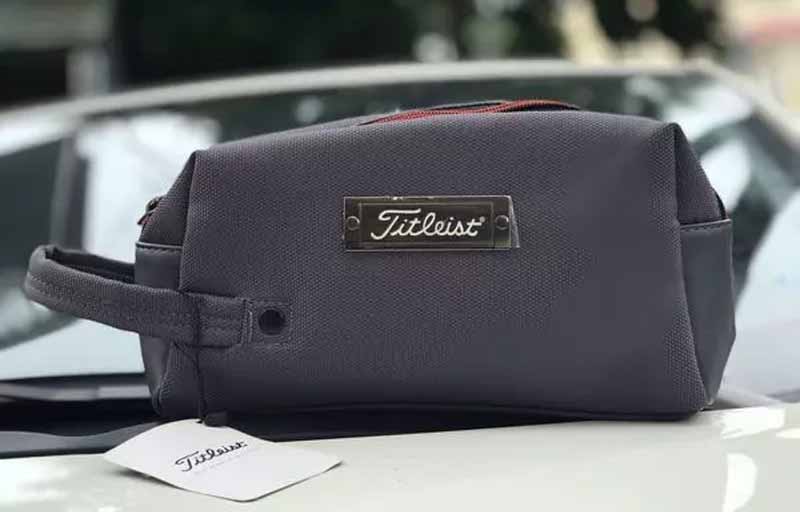 Túi cầm tay Titleisit là phụ kiện giúp các golf thủ chứa đồ và tăng phong cách