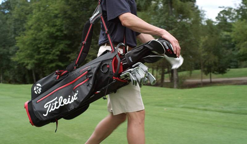 Giá túi golf của Titleist phù hợp với mọi người chơi