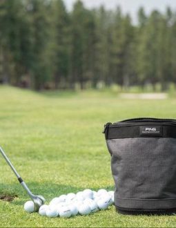 Túi đựng bóng golf là món phụ kiện giúp ích nhiều cho các golfer