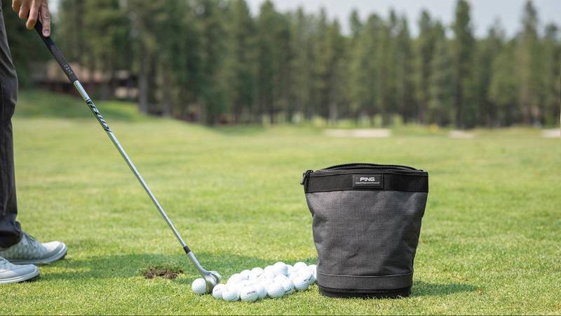 Túi đựng bóng golf là món phụ kiện giúp ích nhiều cho các golfer