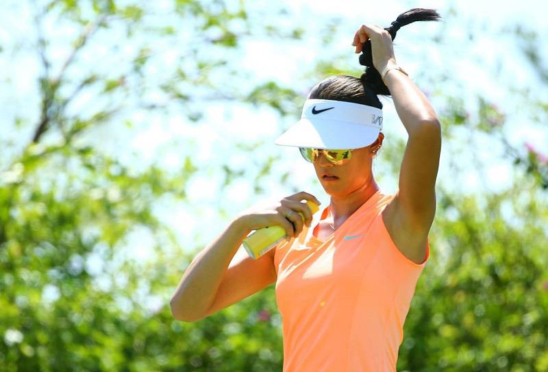 Mũ golf Nike bắt mắt, giúp các golfer nữ nổi bật.