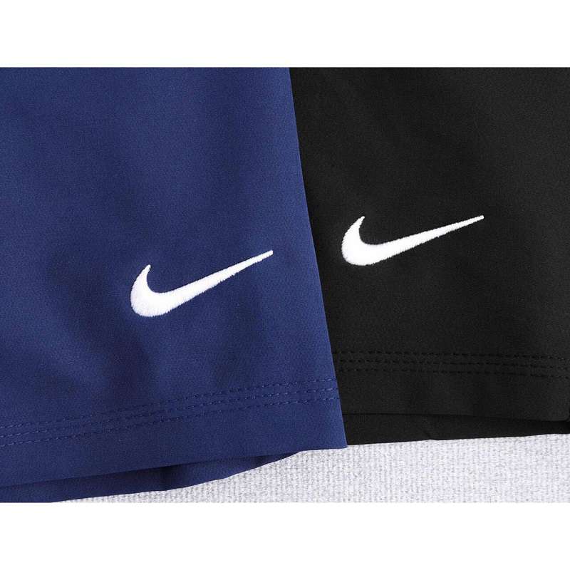 Quần short gôn nam Nike được làm từ 100% Polyester.