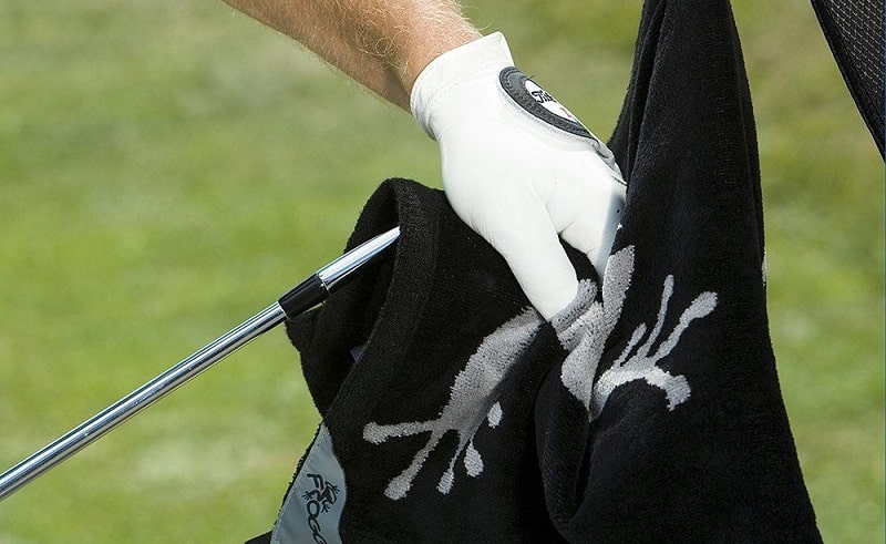 Khăn golf là một chiếc khăn nhỏ được các golfer sử dụng nhiều khi lên sân