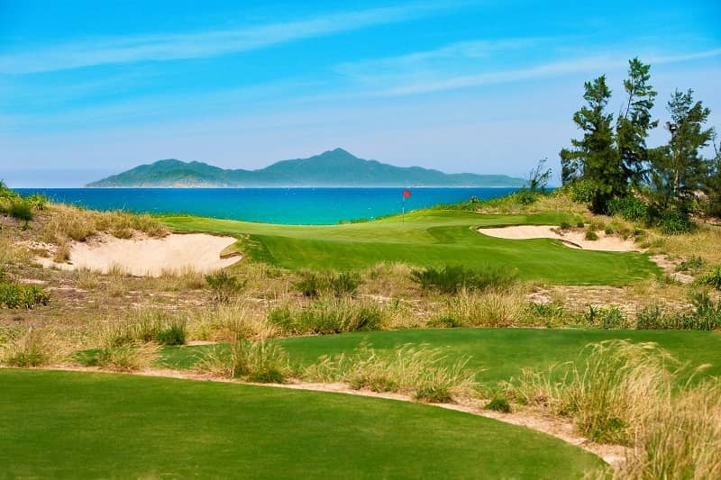 sân golf Dunes Đà Nẵng với vị trí ngay cạnh biển