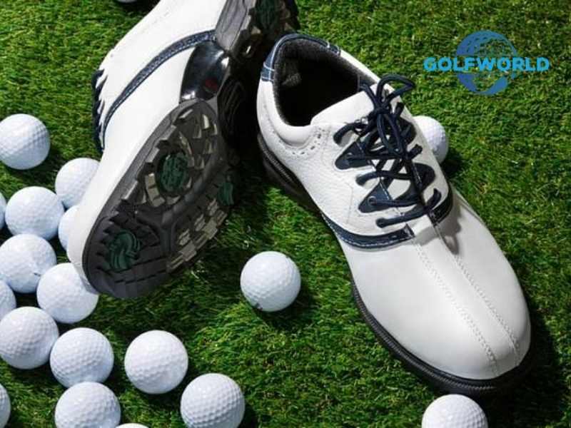 Giày golf với cấu trúc và độ cứng đinh đặc biệt