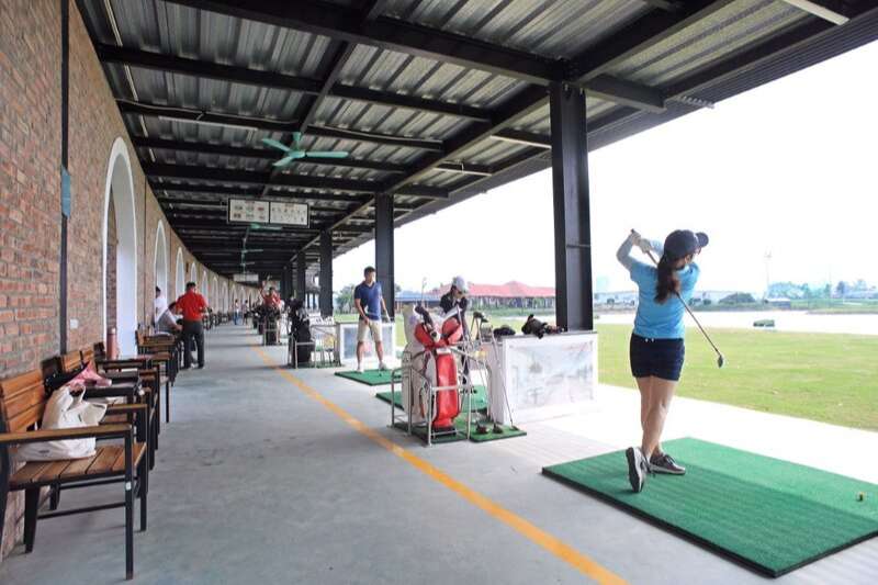 Sân tập golf tiêu chuẩn có đủ điều kiện để trang bị cơ sở vật chất hiện đại 