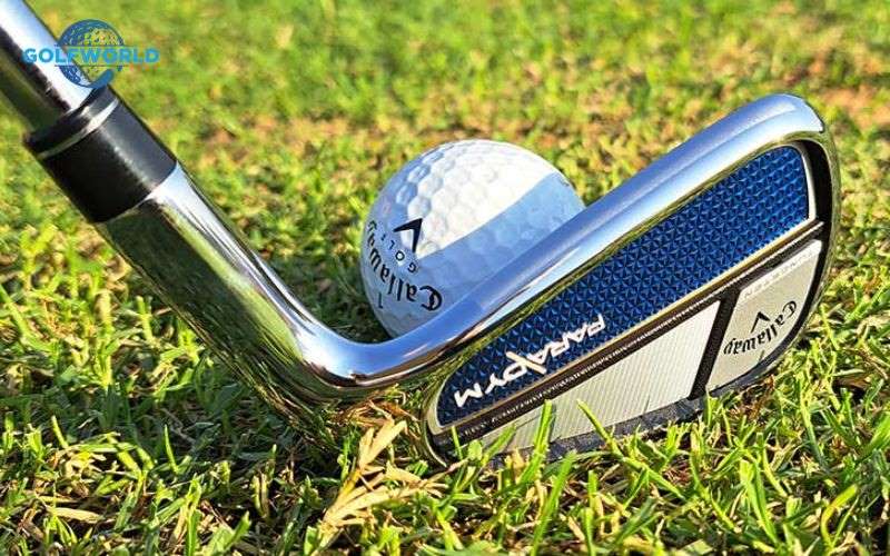 Màu sắc của gậy golf Ironset Callaway Paradym tỏa sáng dưới ánh nắng.