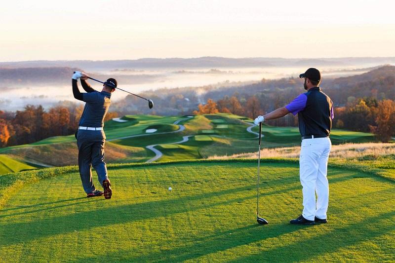 Đặt sân golf qua Website giúp golfer chủ động về thời gian và chi phí
