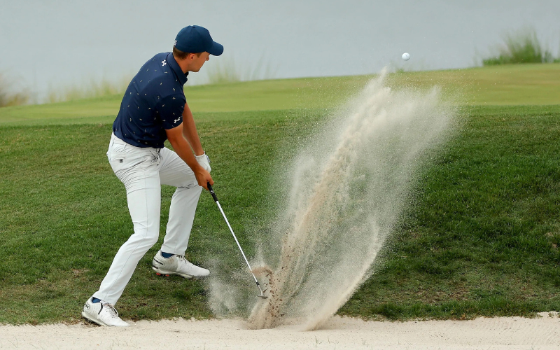 Người chơi cần thực hiện đúng kỹ thuật golf đánh cát