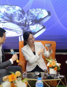 Các khách mời đại diện Vietnam Golf Tech bình luận sôi nổi về cấu trúc mặt gậy Paradym Ai Smoke