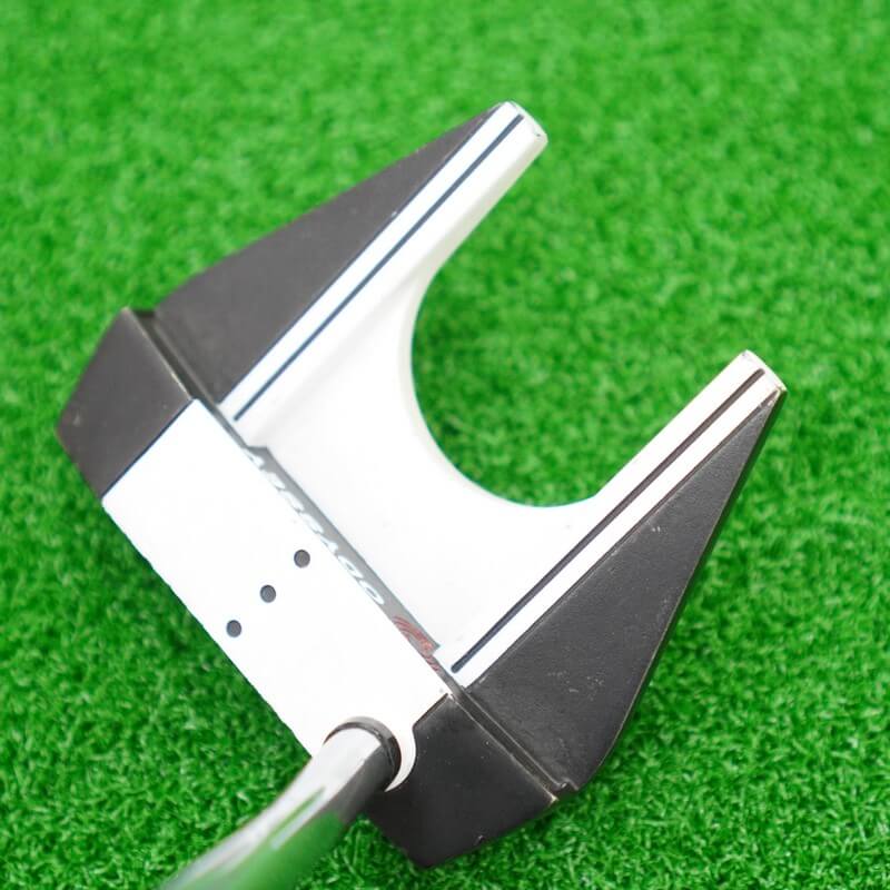 Putter Odyssey White/Matte Black sở hữu thiết kế cân xứng, dễ đánh