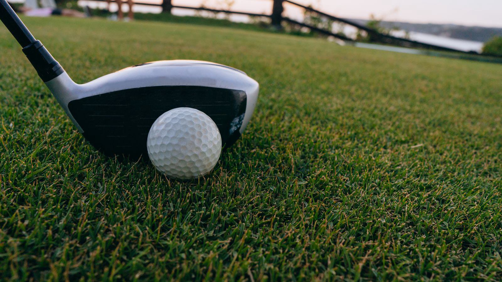 Dùng rescue từ rough, bunker fairway và cú chip dài