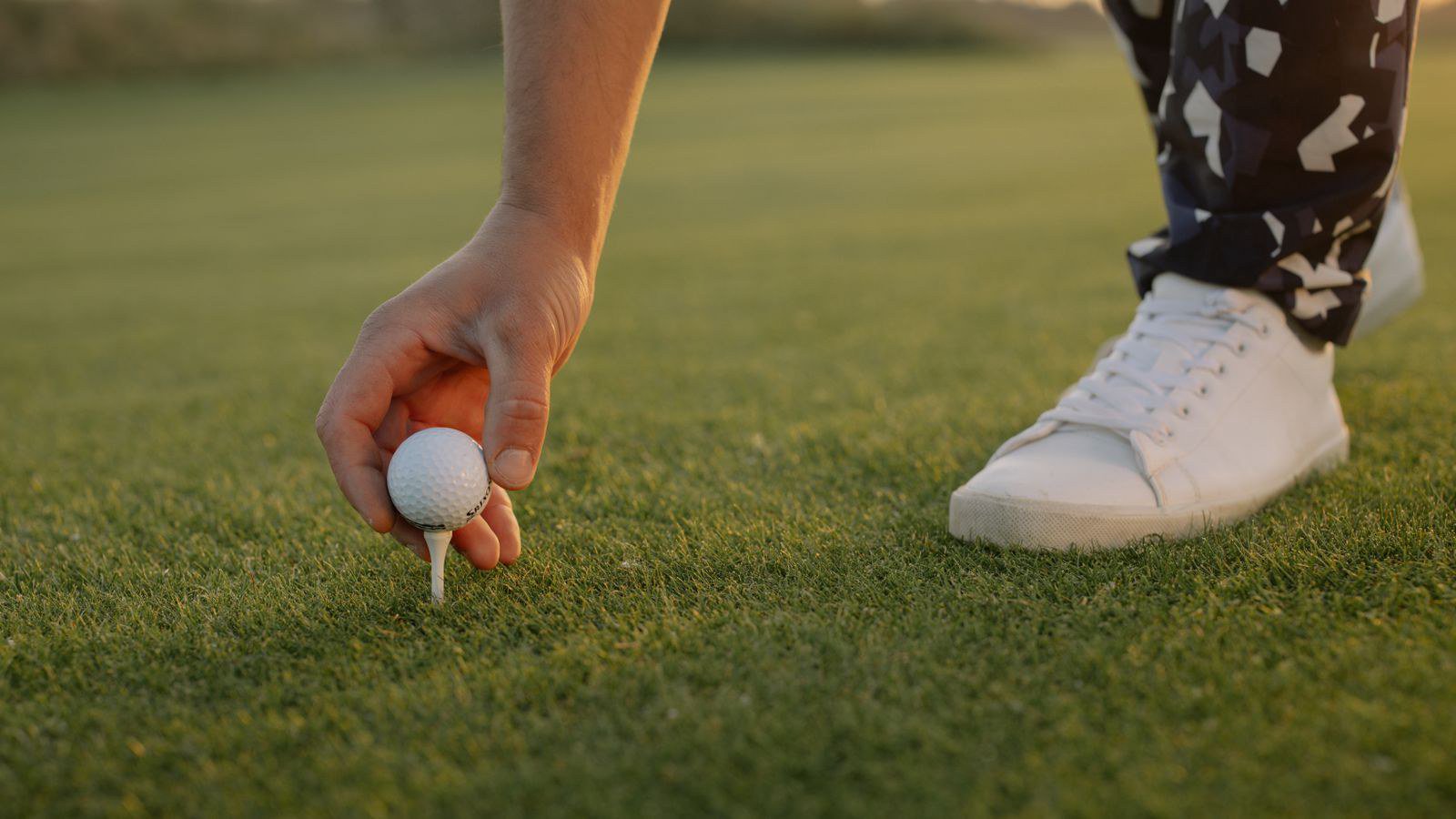 Giày golf khác giày thể thao thế nào