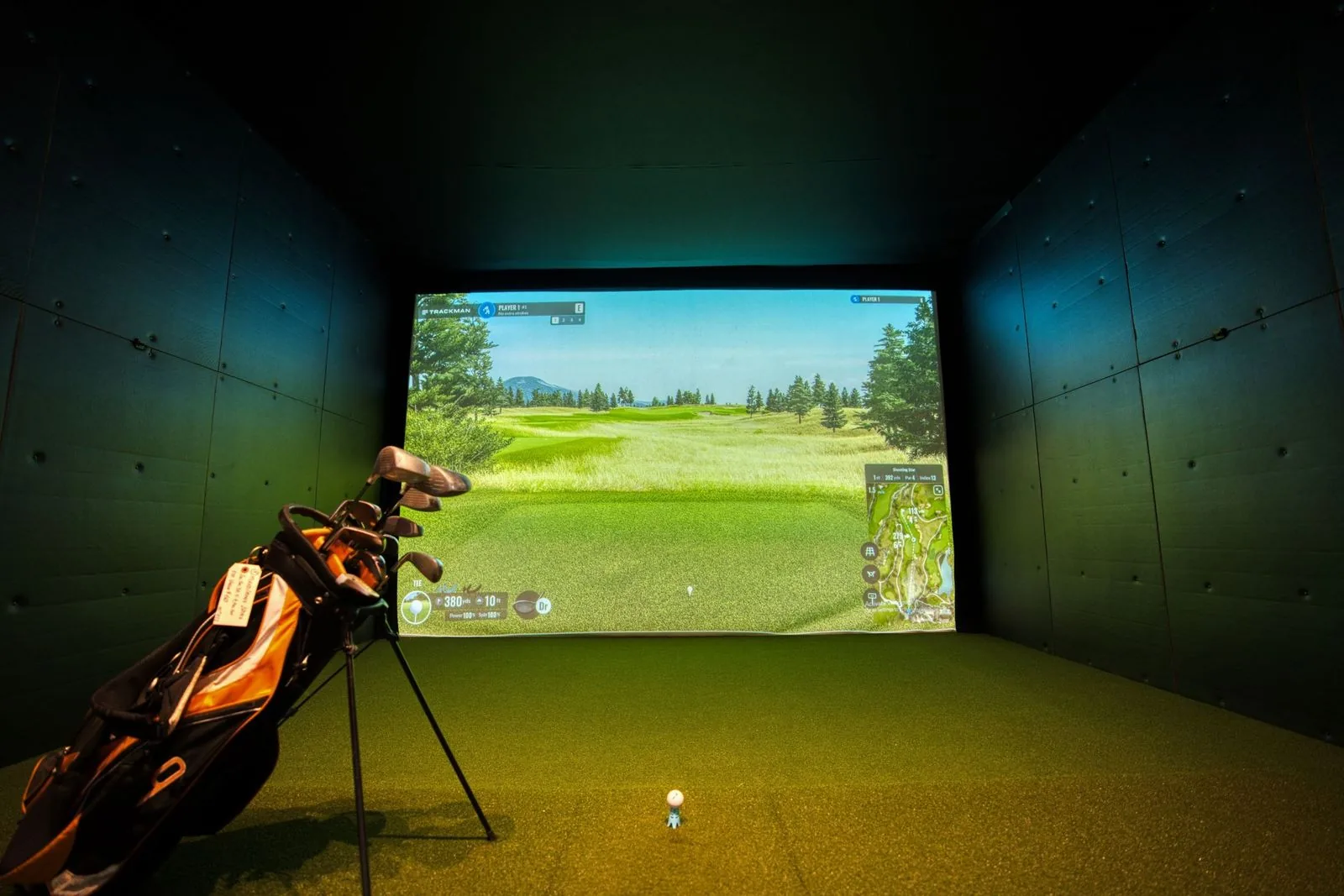 Phòng golf 3D với màn chiếu sân ảo và túi gậy