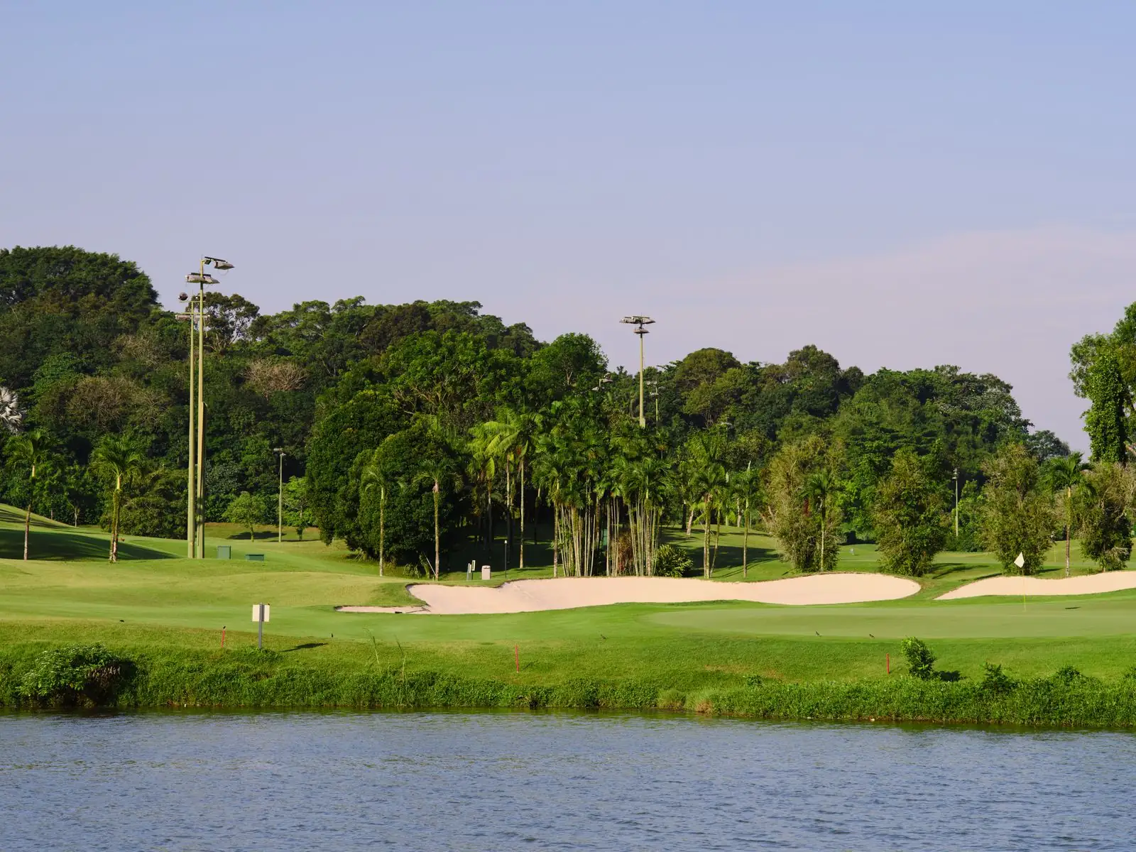 Sân golf nhiệt đới có bunker cát và hồ nước