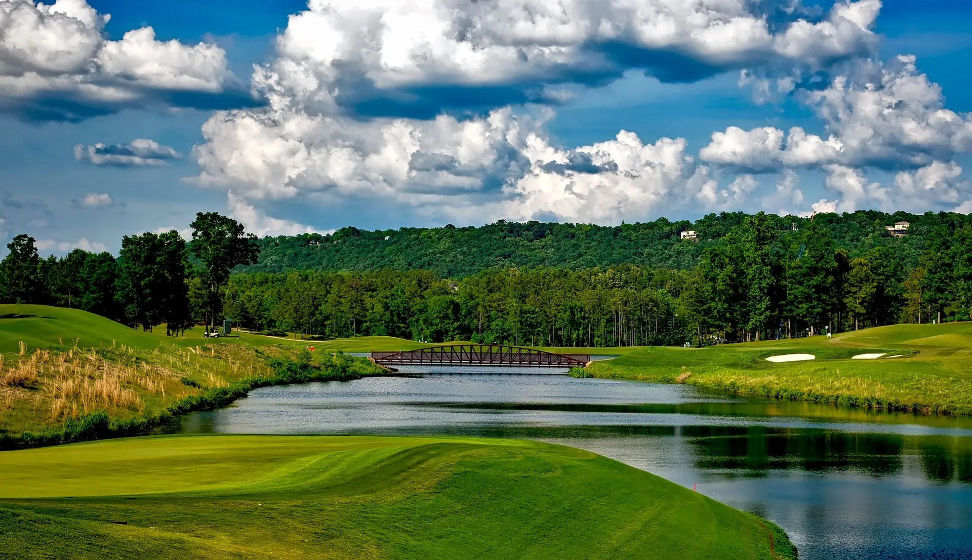 Sân golf ven hồ dưới bầu trời nhiều mây