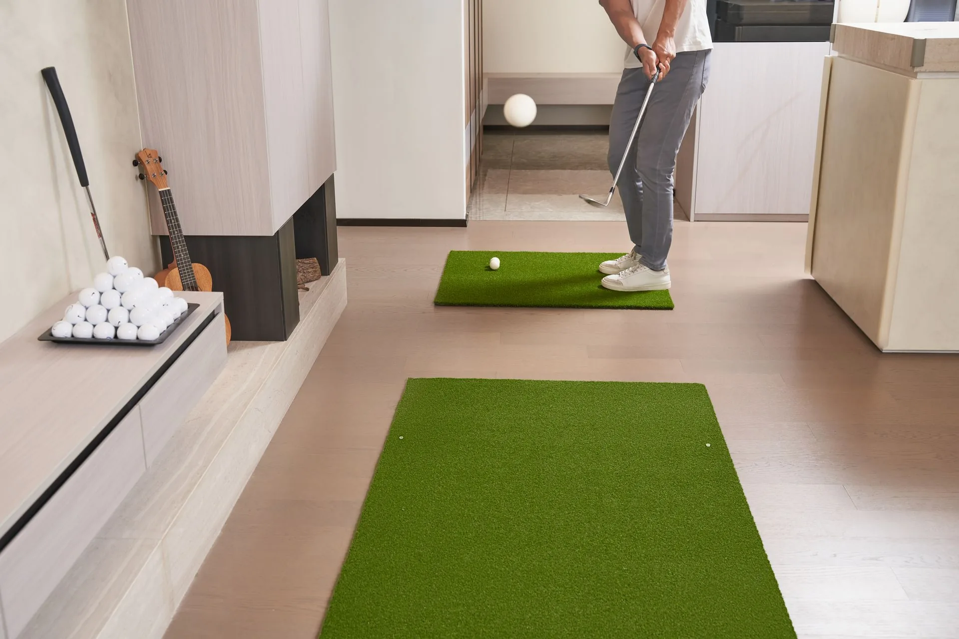Thảm tập swing và bóng tập đặt trong nhà
